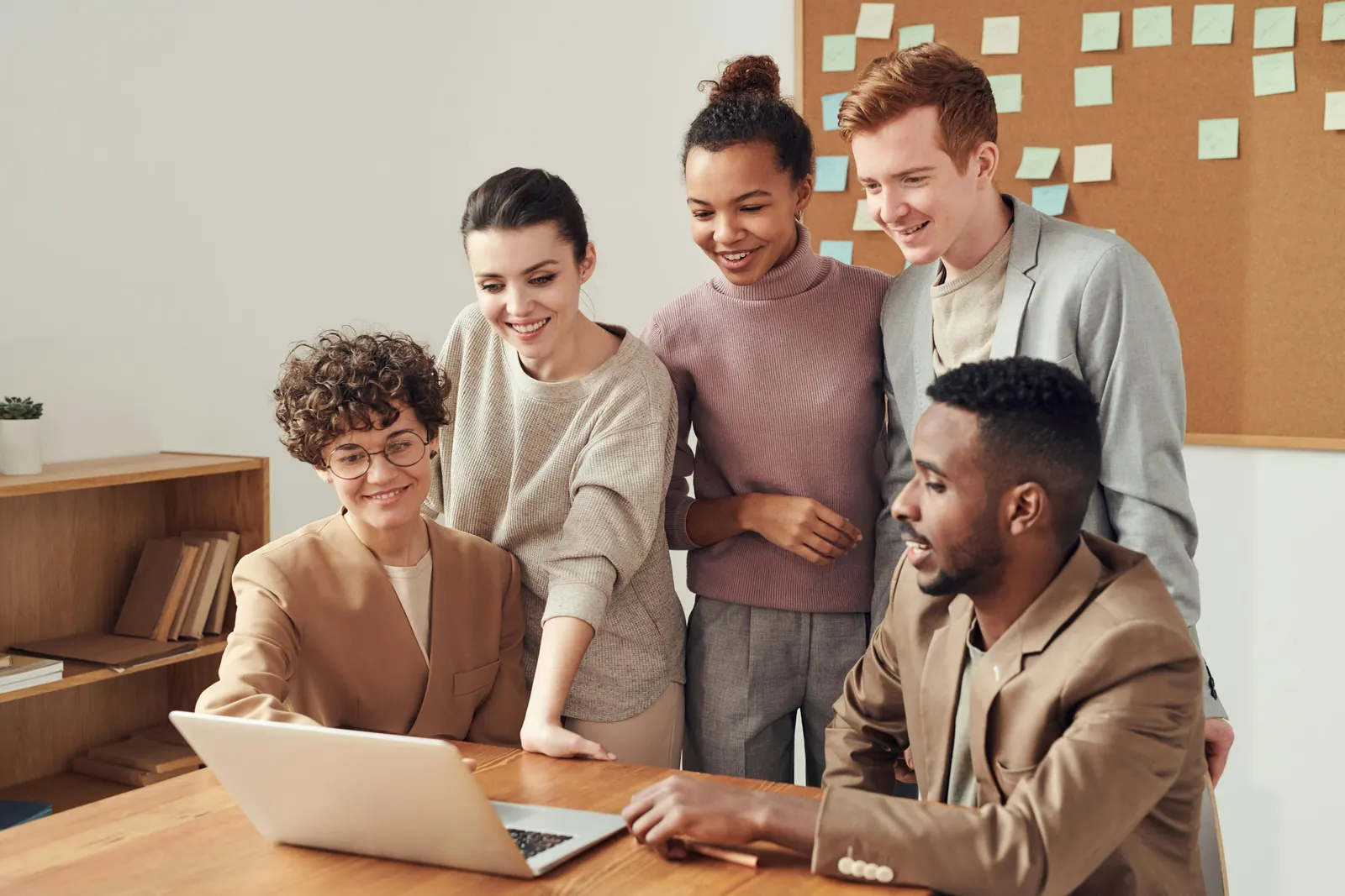 Equipo de trabajo revisando una propuesta en una laptop